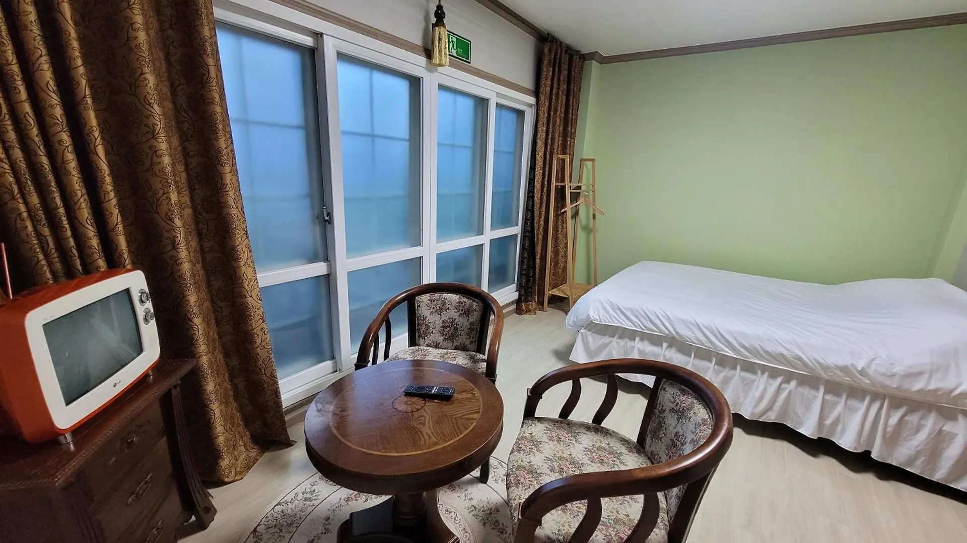 Aewol Yeonhwachon Pension Jeju Motel